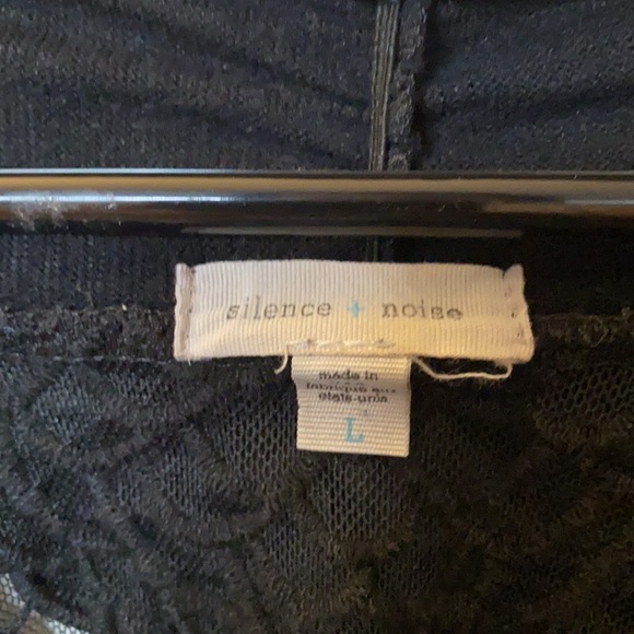 Cardigan with a cut out pattern in the back - Picture 3 of 4